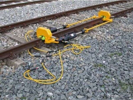 Hydraulic rail stressor